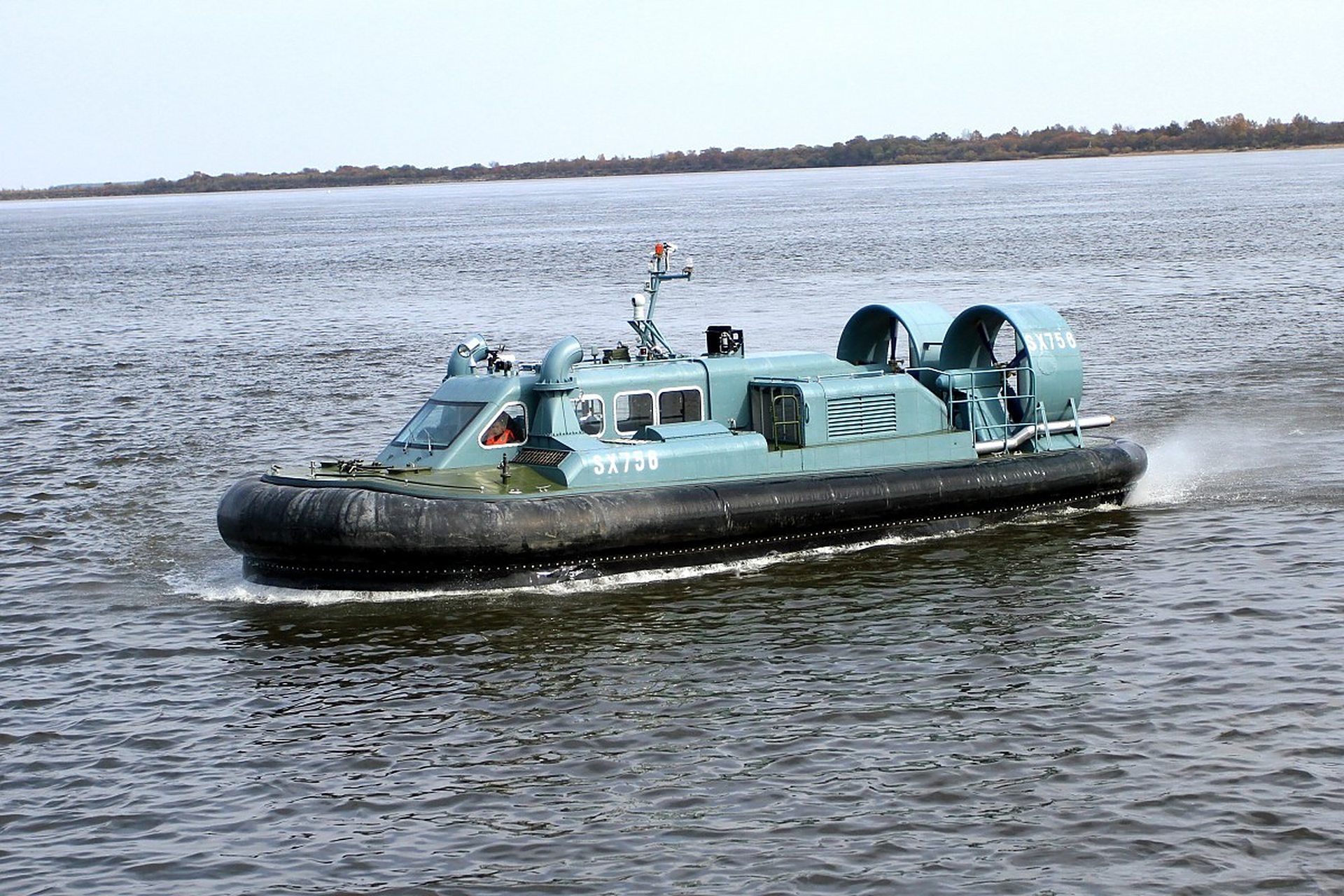 关于军用气垫船的强大性能,让人想到一个问题,那就是为何敌人不直接