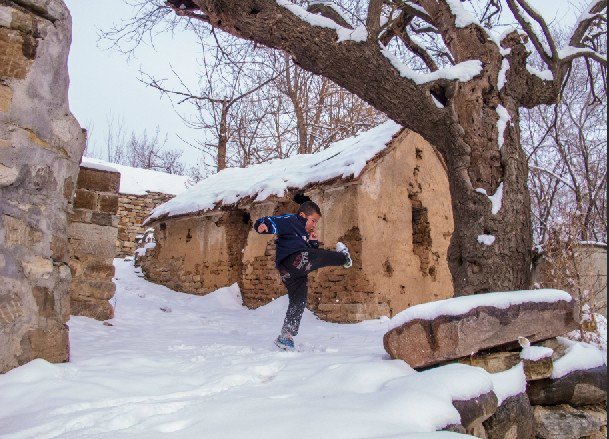 不住人的老屋迎来了降雪