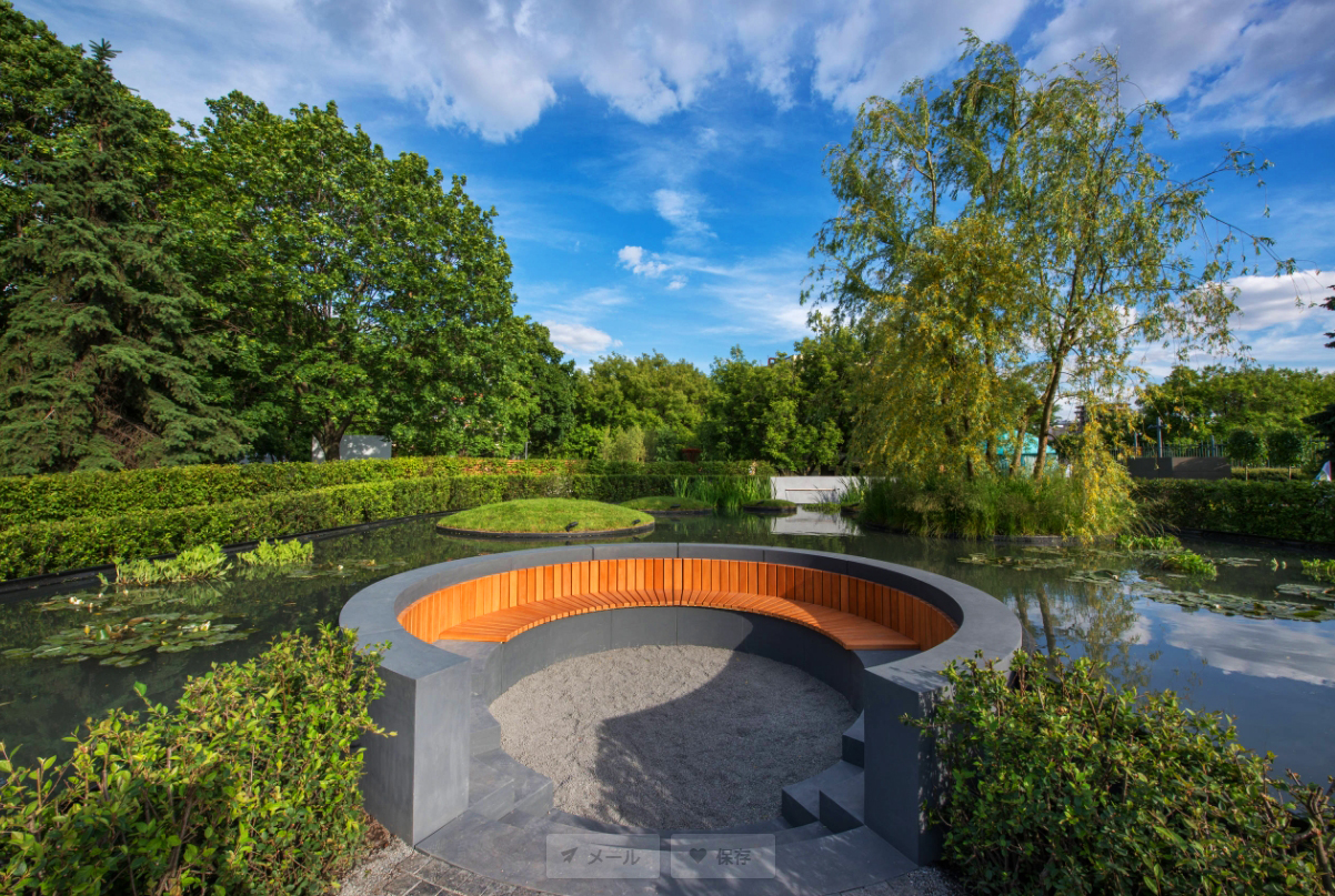 庭院案例:有圆形防腐木座椅和荷塘鱼池的带水庭院