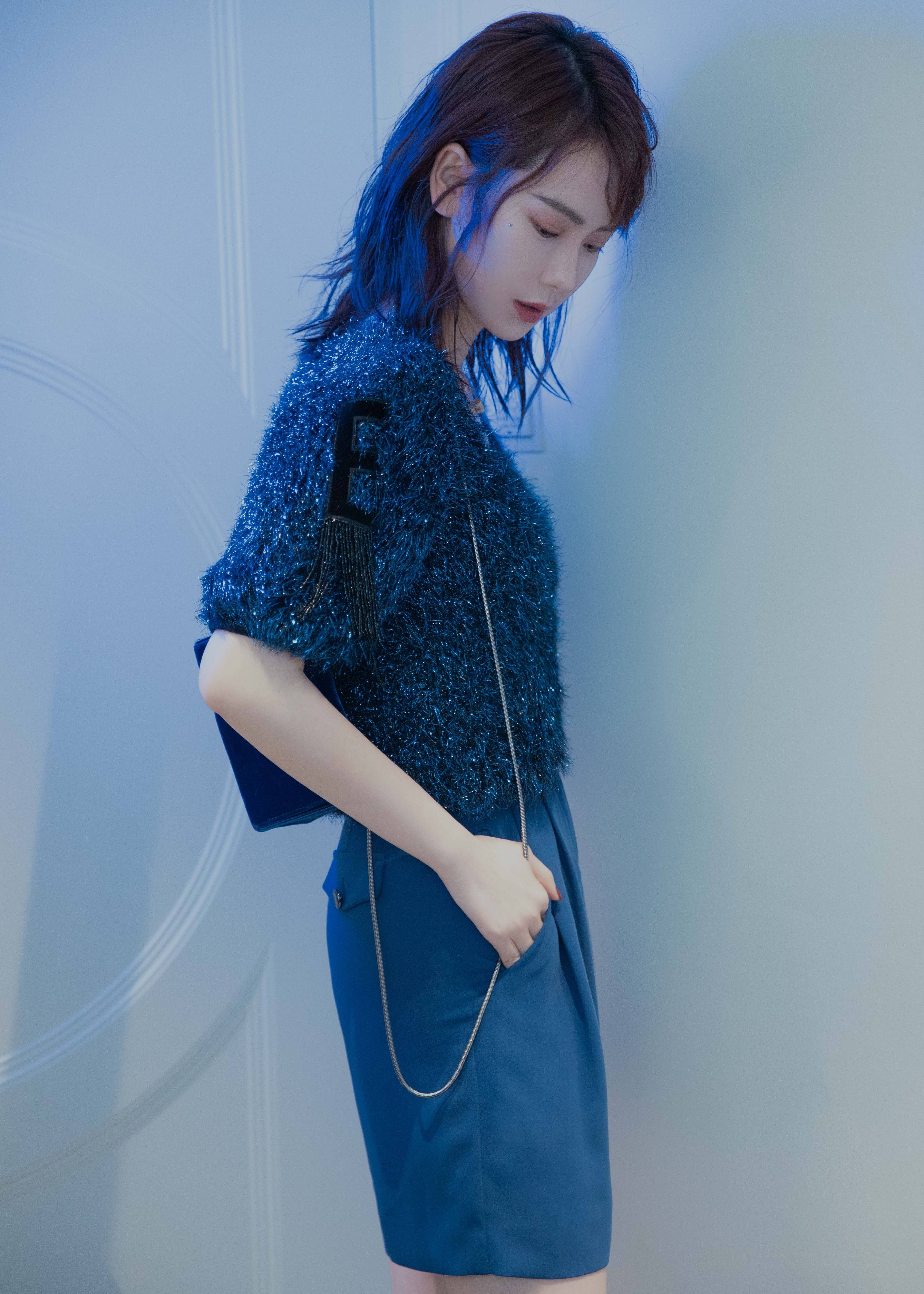 戚薇澳门出席活动,蓝色造型静谧亮眼,北极星泪痣更添神秘色彩