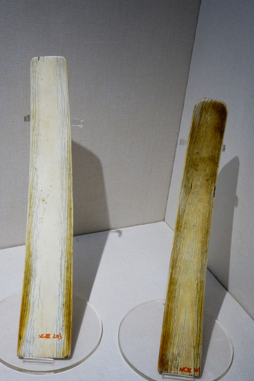 "笏板"的读音为 "hù bǎn",其中 "hù" 发第四声,"bǎn" 发第三声.