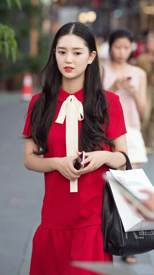 小姐姐红色连衣裙,明眸皓齿,清纯可人,有种禁欲的美感