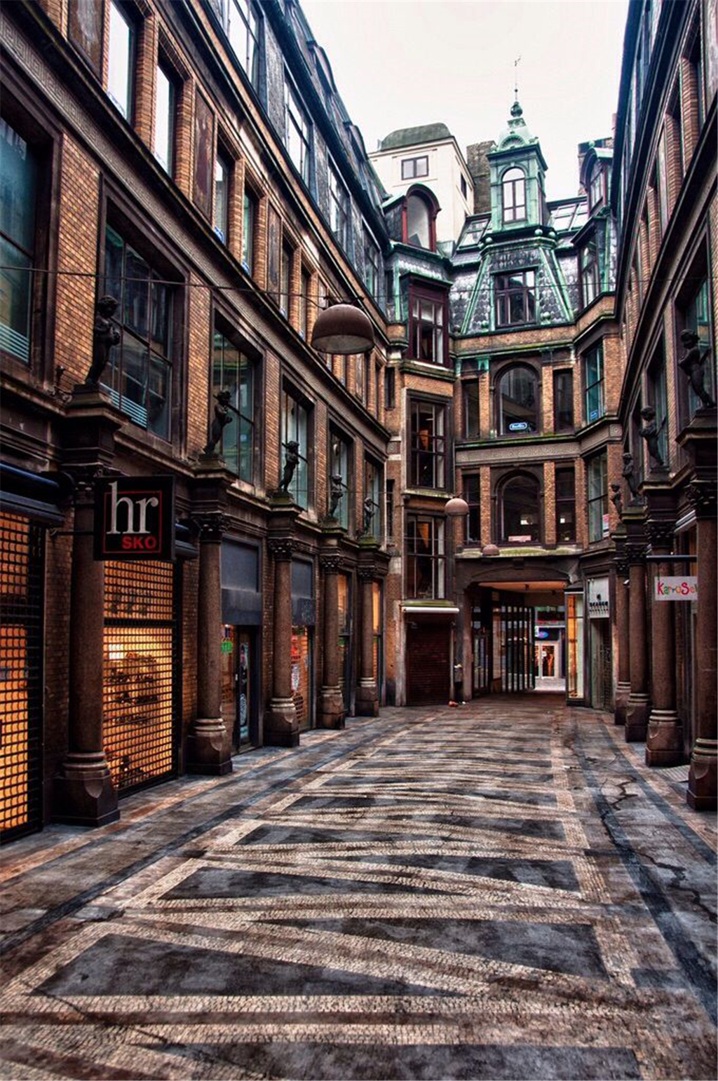 哥本哈根闹市中心,占地20英亩,是丹麦著名的游乐园,有"童话之城"之称