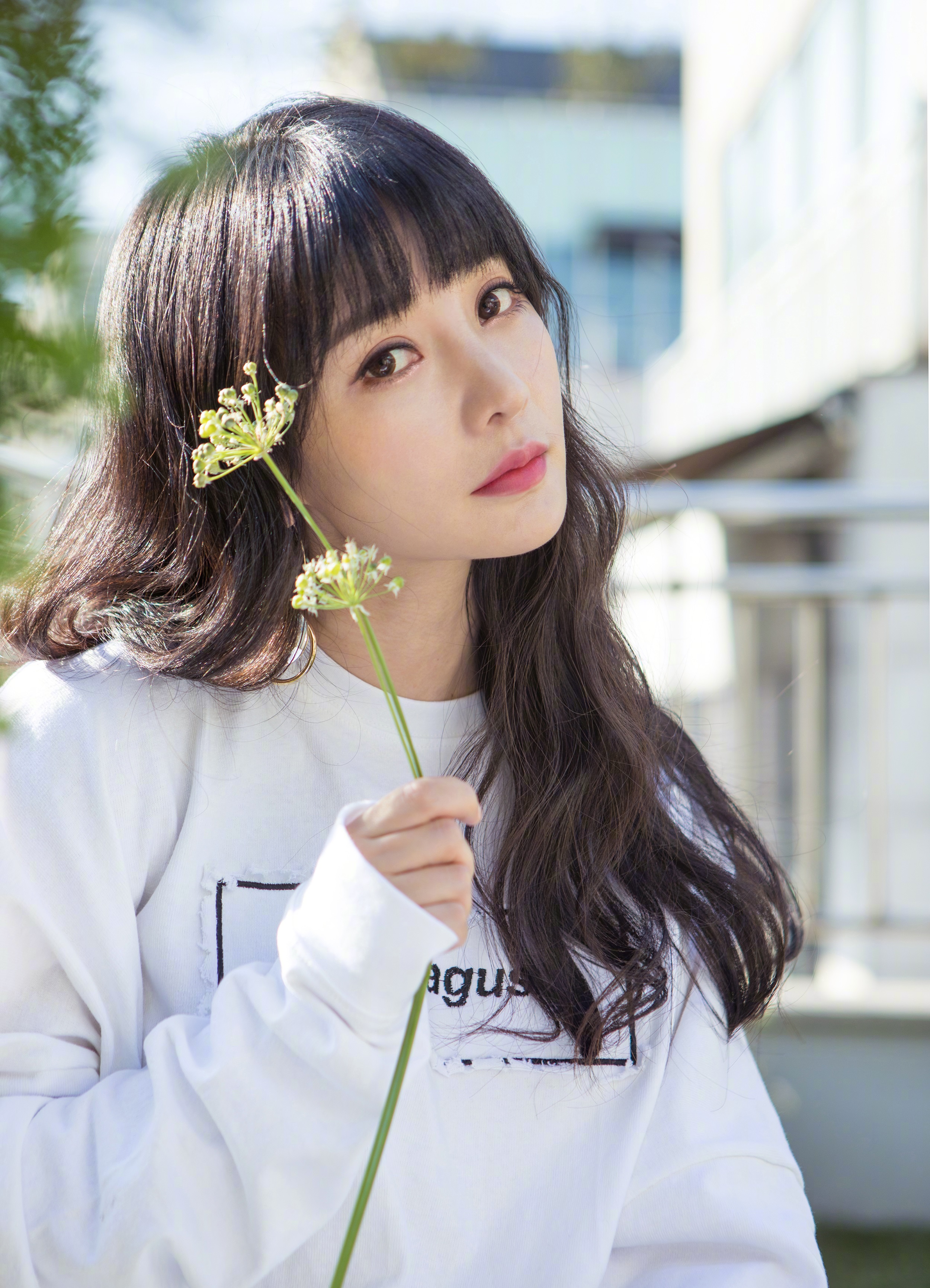 38岁柳岩真会穿,穿彩色卫衣清纯似少女,换了个齐刘海更减龄