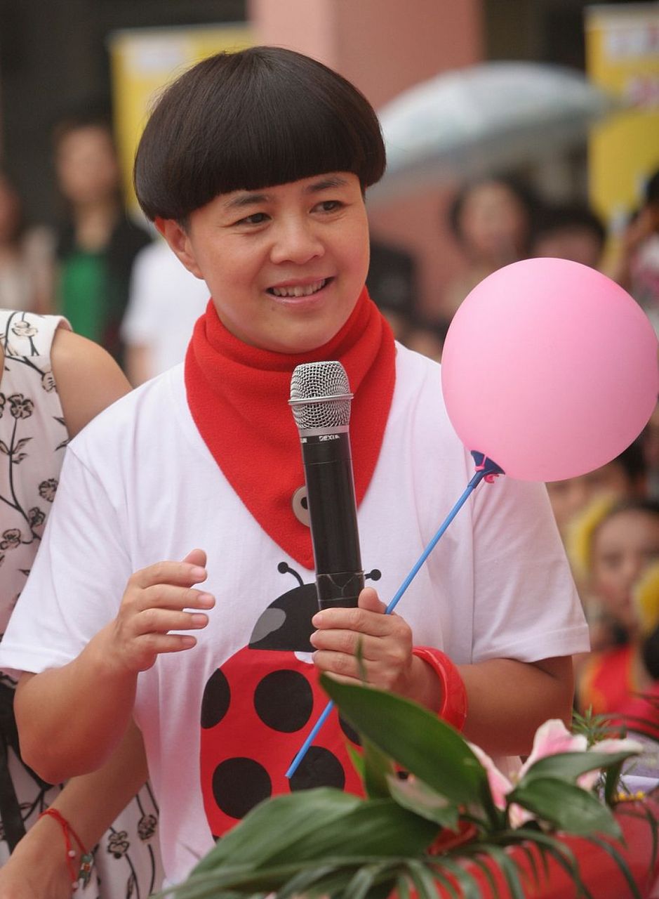 有一次接受采访,王宁吐槽老婆金龟子:"她真是一个怪人,你不觉得吗?