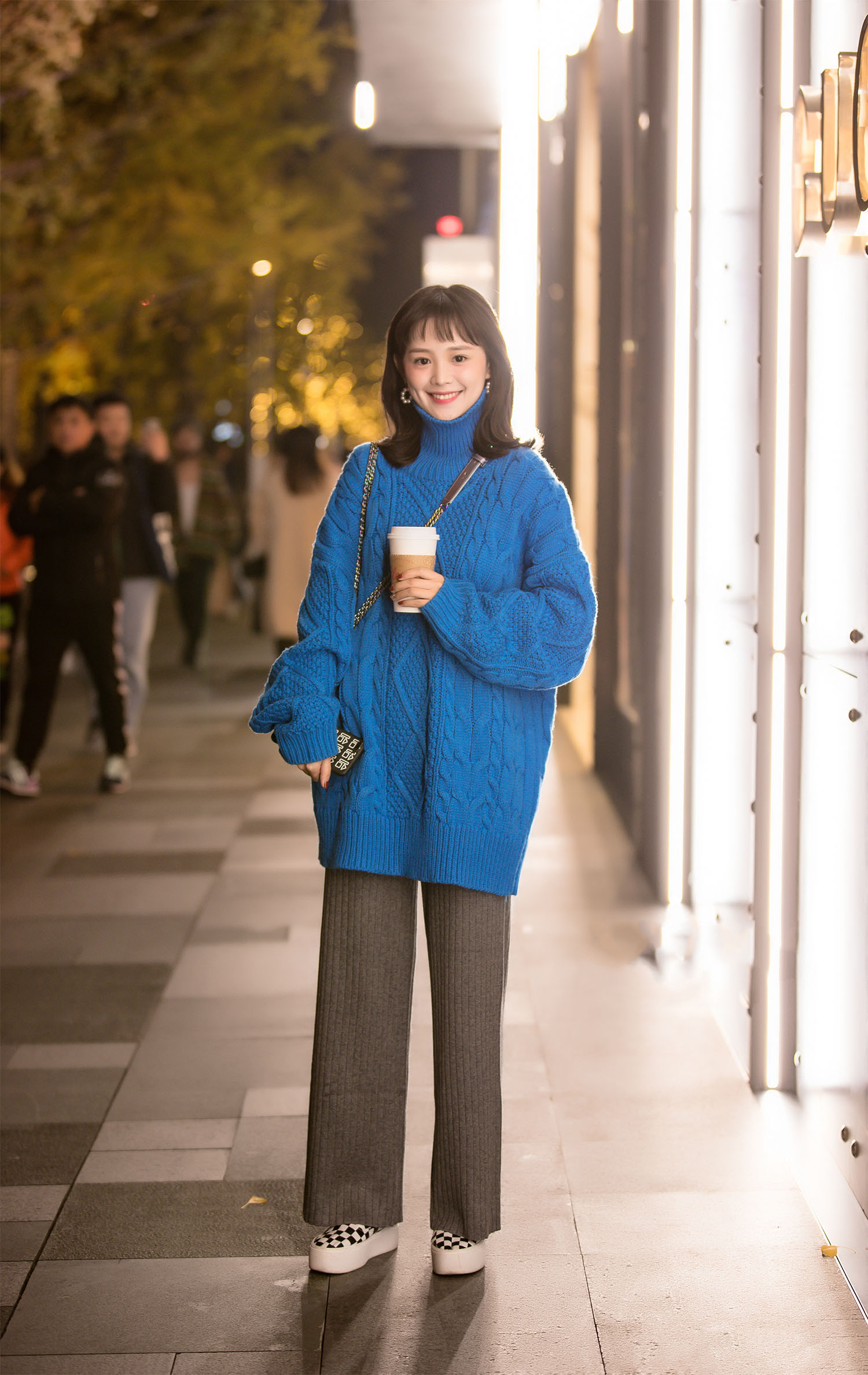 街拍:毛衣加宽松的裤子,时尚又好看,穿搭达人就是这样炼成的!