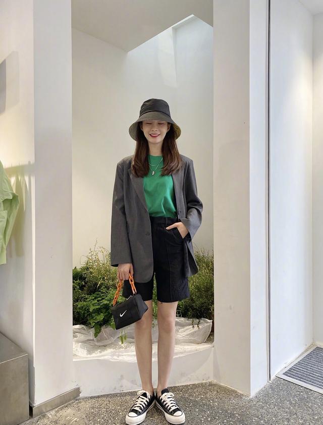 别再穿长裤长裙了,各路女明星教五分裤帅气穿搭,简约又帅气