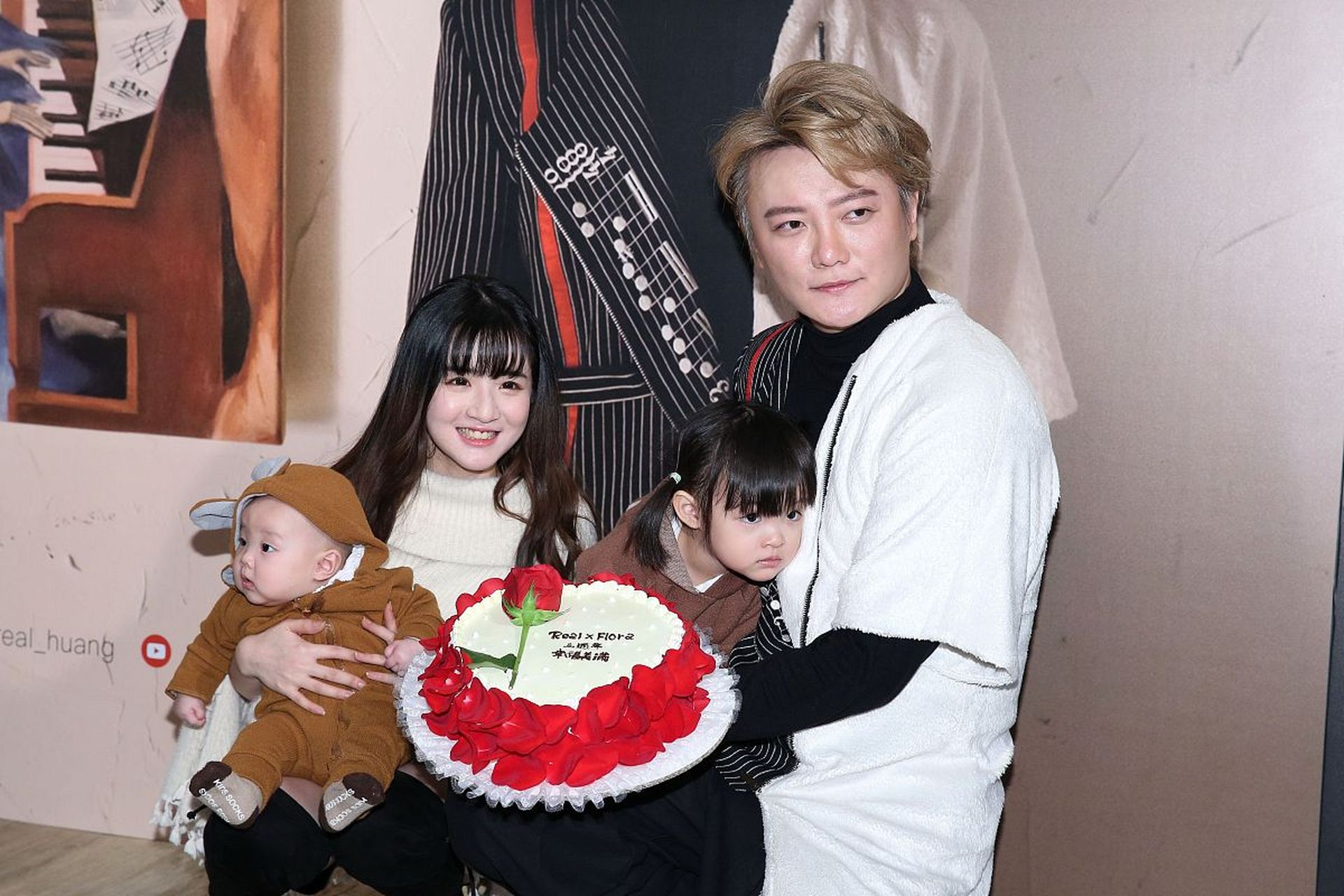 r飞儿乐团阿沁老婆花花因持有毒品被警方逮捕,警方到她台北市住处搜索