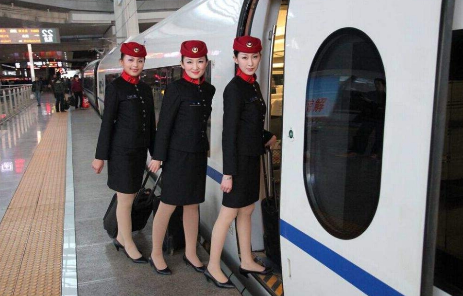 国家规定动车乘务员必须穿丝袜,理由真的太贴心了!