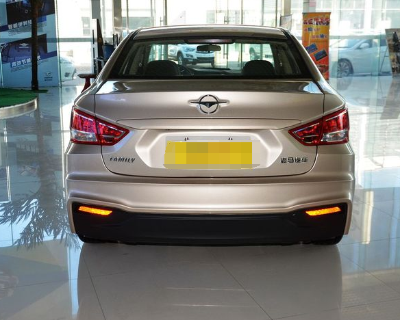 尾部的造型很简单大方,线条感也很不错,尾灯设计得很特别,好看,尾部的