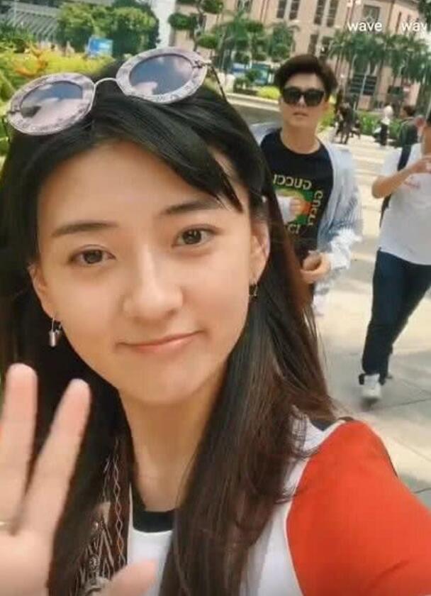 没有了强大滤镜的加持,梁洁素颜直播,网友:长得很"路人"?