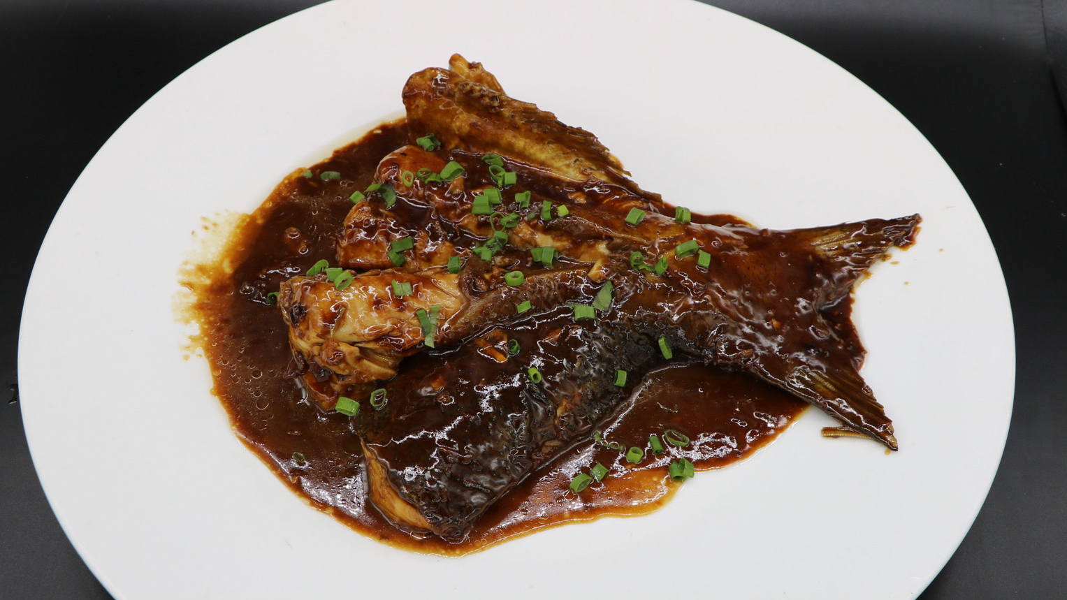 大厨教你:上海本帮菜“红烧划水”的做法,鲜香滑嫩,肉香汁浓