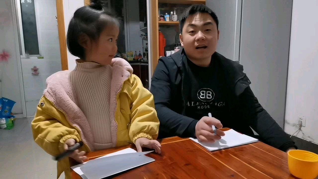 父女二人第一次正面镜头,合伙完成美术《鲨鱼》,两个长大像不