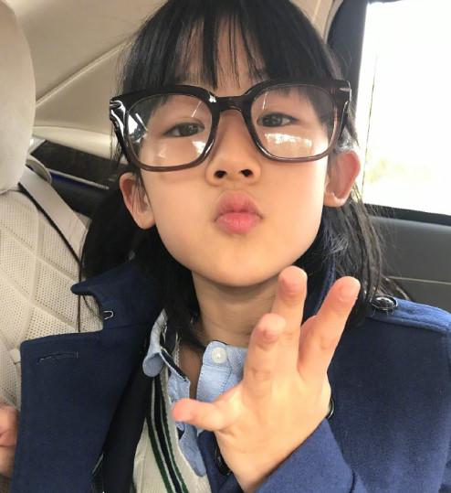陆毅老婆晒贝儿戴眼镜近照,一句话揭露贝儿现在的学习状况