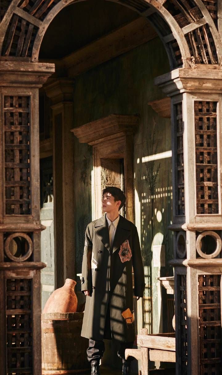 刘昊然意大利写真高清壁纸版,这是偷穿了奶奶的新衣吗?