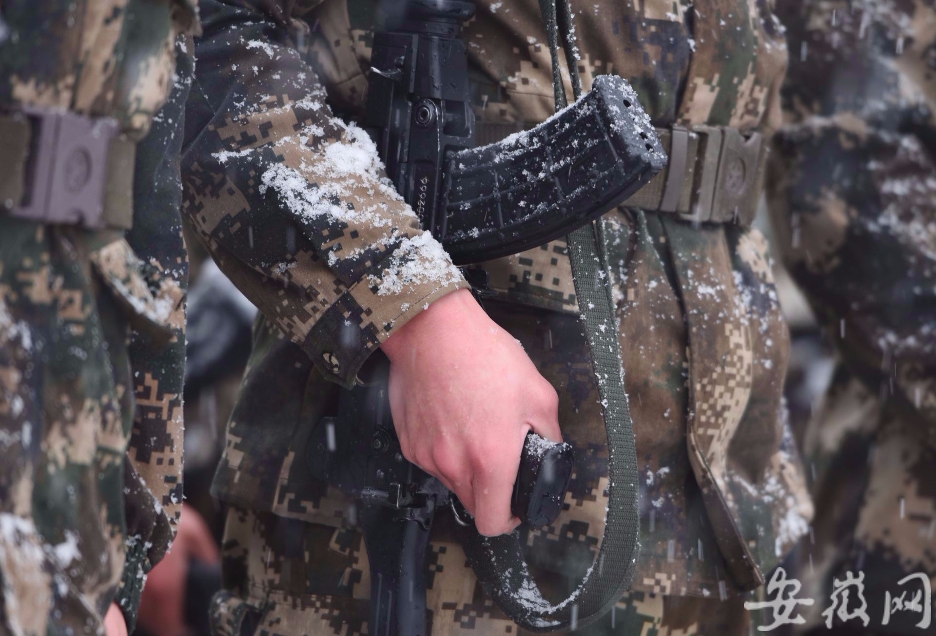 风雪中 武警官兵赤膊上阵操练砺血性(组图)