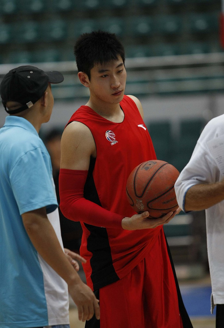 不懂杨鸣这种男的,前两年爆出轨的时候我就觉得很实锤,而且记得他和