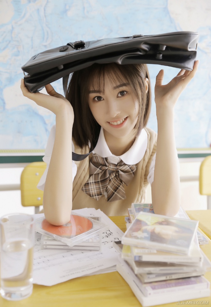 漂亮的女生教室自拍 甜美可爱