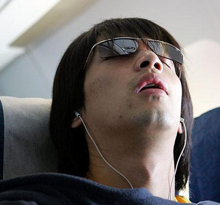 明星片场"雷人"睡姿:胡歌张嘴呼吸,有人说睡觉用嘴呼吸会变丑,看到