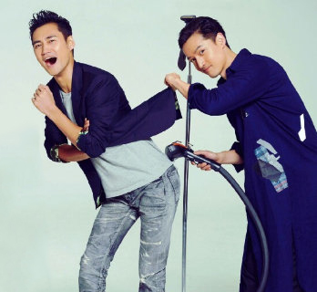 胡歌袁弘近照,两个人留起了胡子,网友:胡歌的左臂亮了!