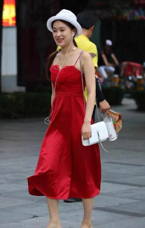 杭州街拍:美女长相甜美,露脐背心配短裤,走在街上赚足