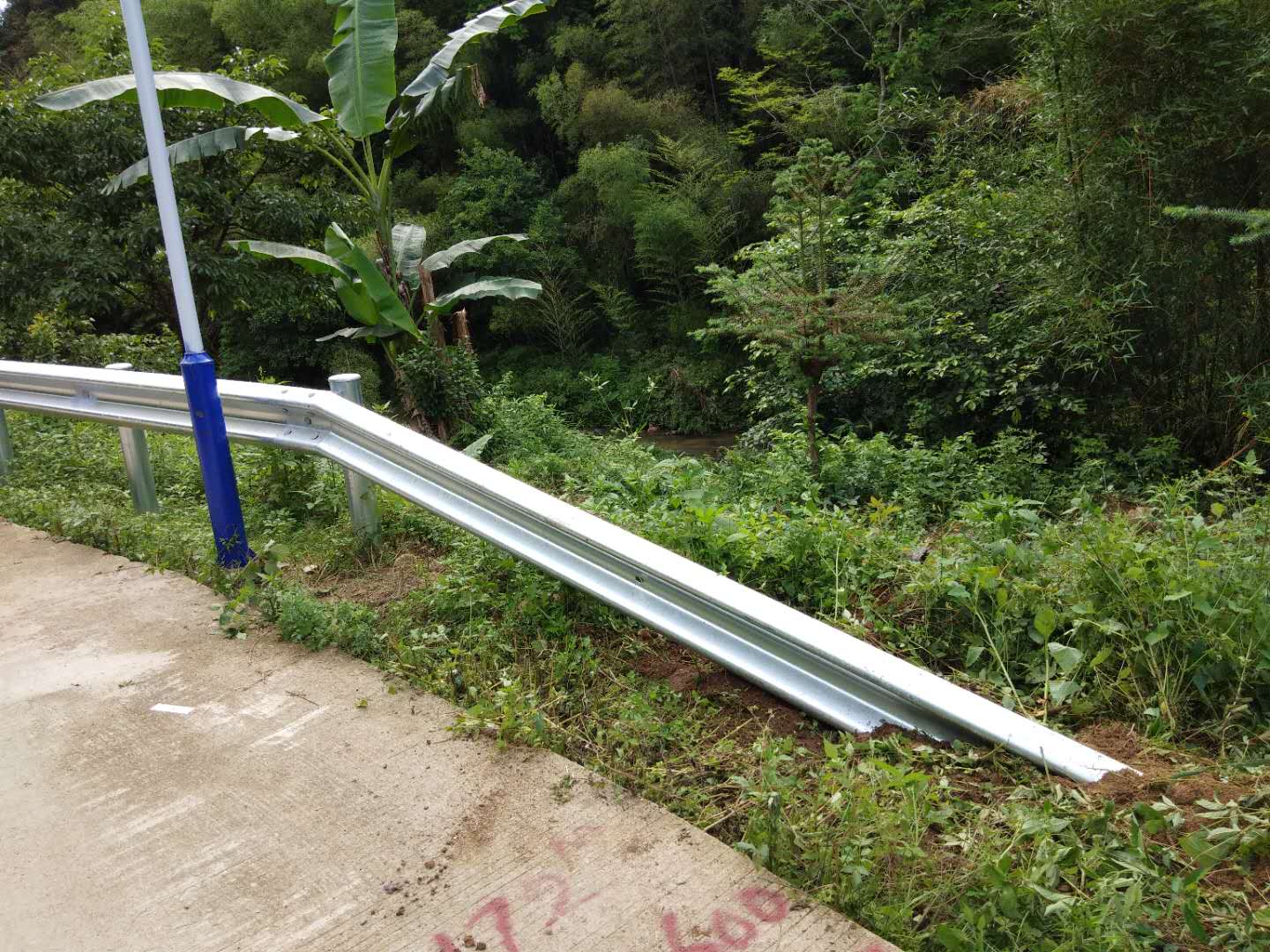 波形护栏地锚端头 下游圆头式端头 代码:at2