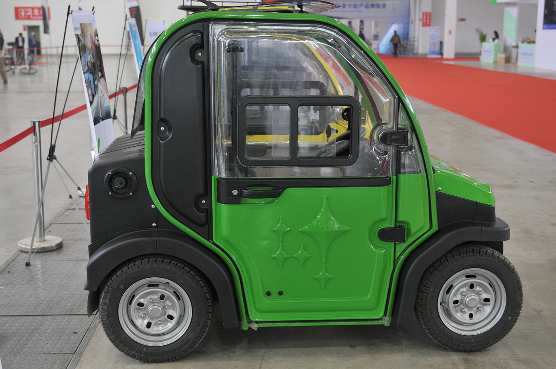 老年代步车成交通焦点,需满足四项条件才能合法上路:取得车牌,遵守