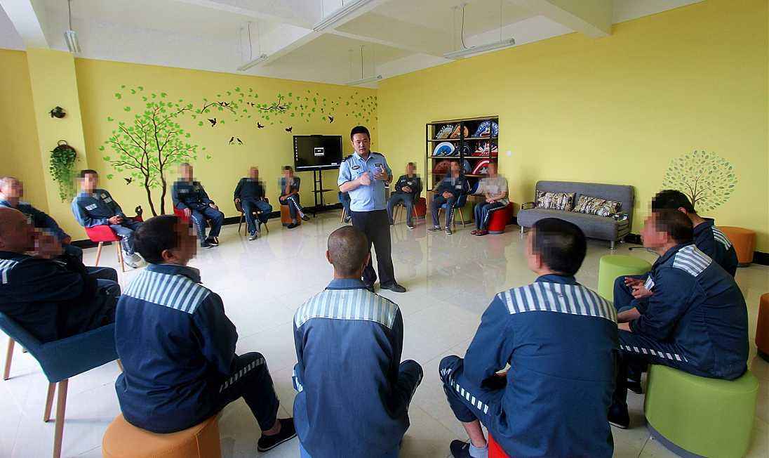 监狱里面的犯人,为什么都会被剃成光头?网友:国家的苦心要懂得