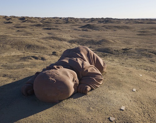 甘肃沙漠惊现"沙漠巨婴",原来不仅仅是一个雕塑作品