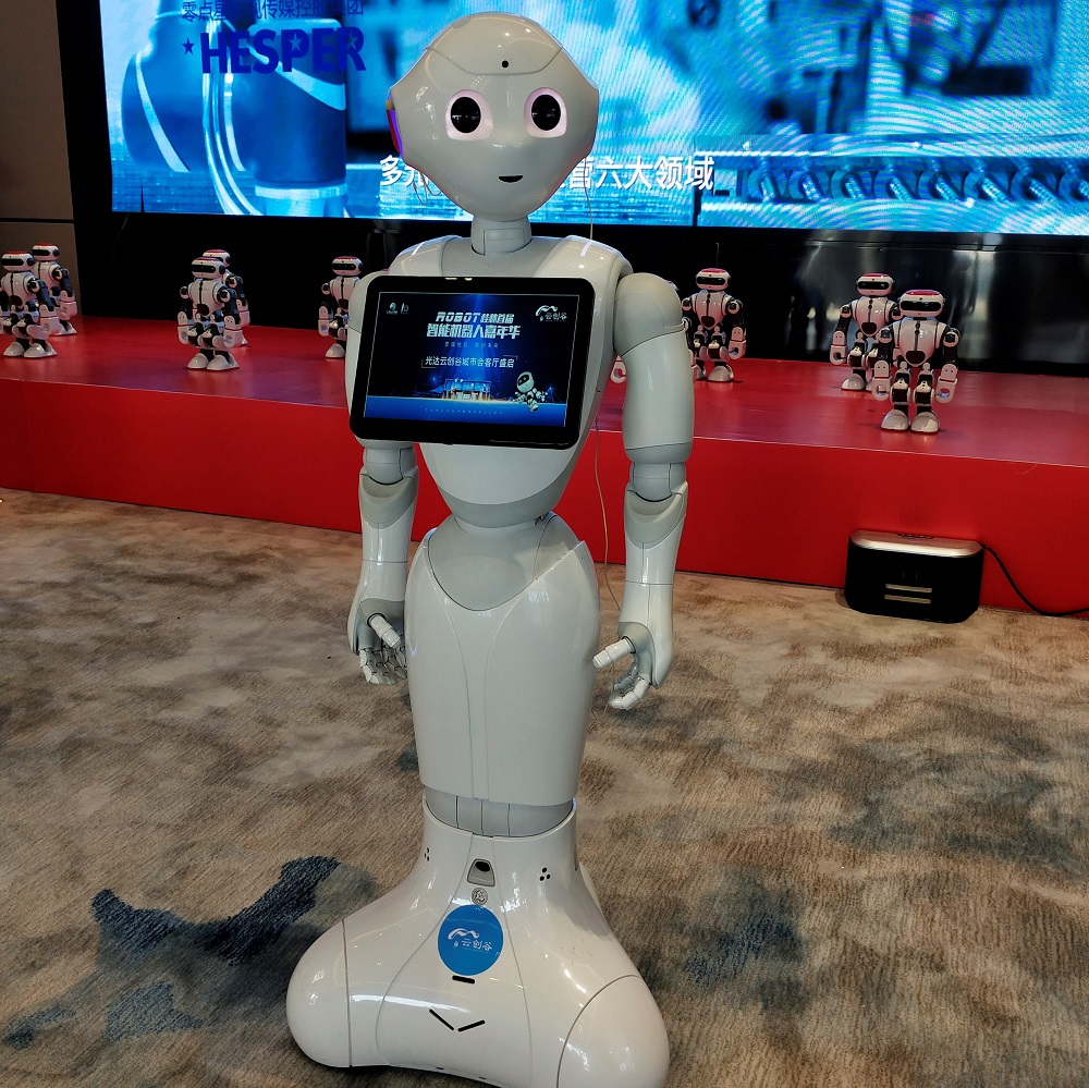 主持客窜机器人