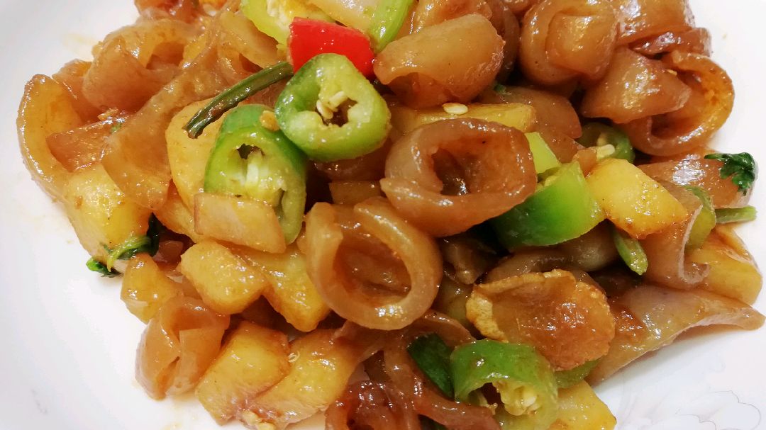 远嫁的姑娘想家了,来盘孜然铁板土豆肉皮,正宗东北味儿