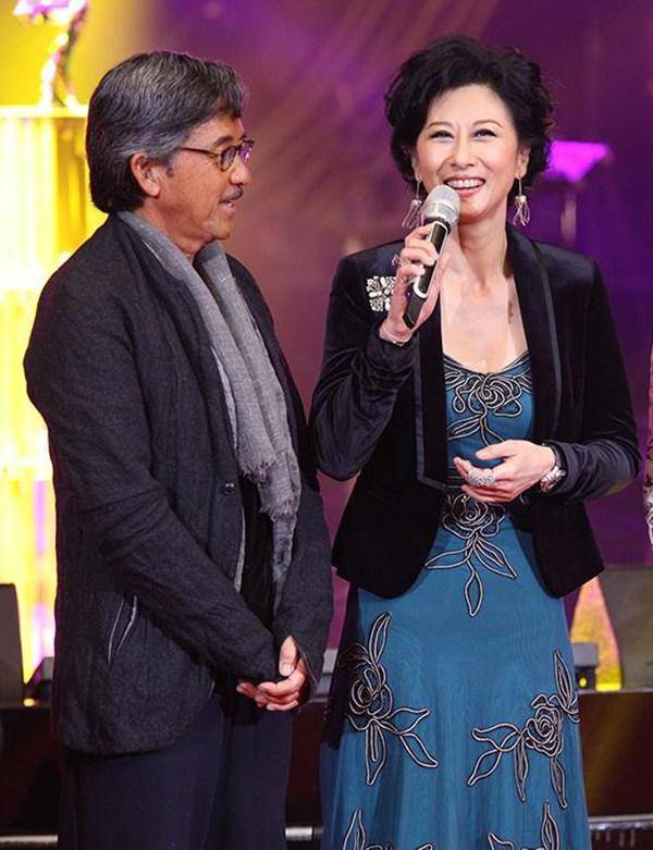 57岁叶倩文越老越发膠?网友:林子祥管下你老婆吧!