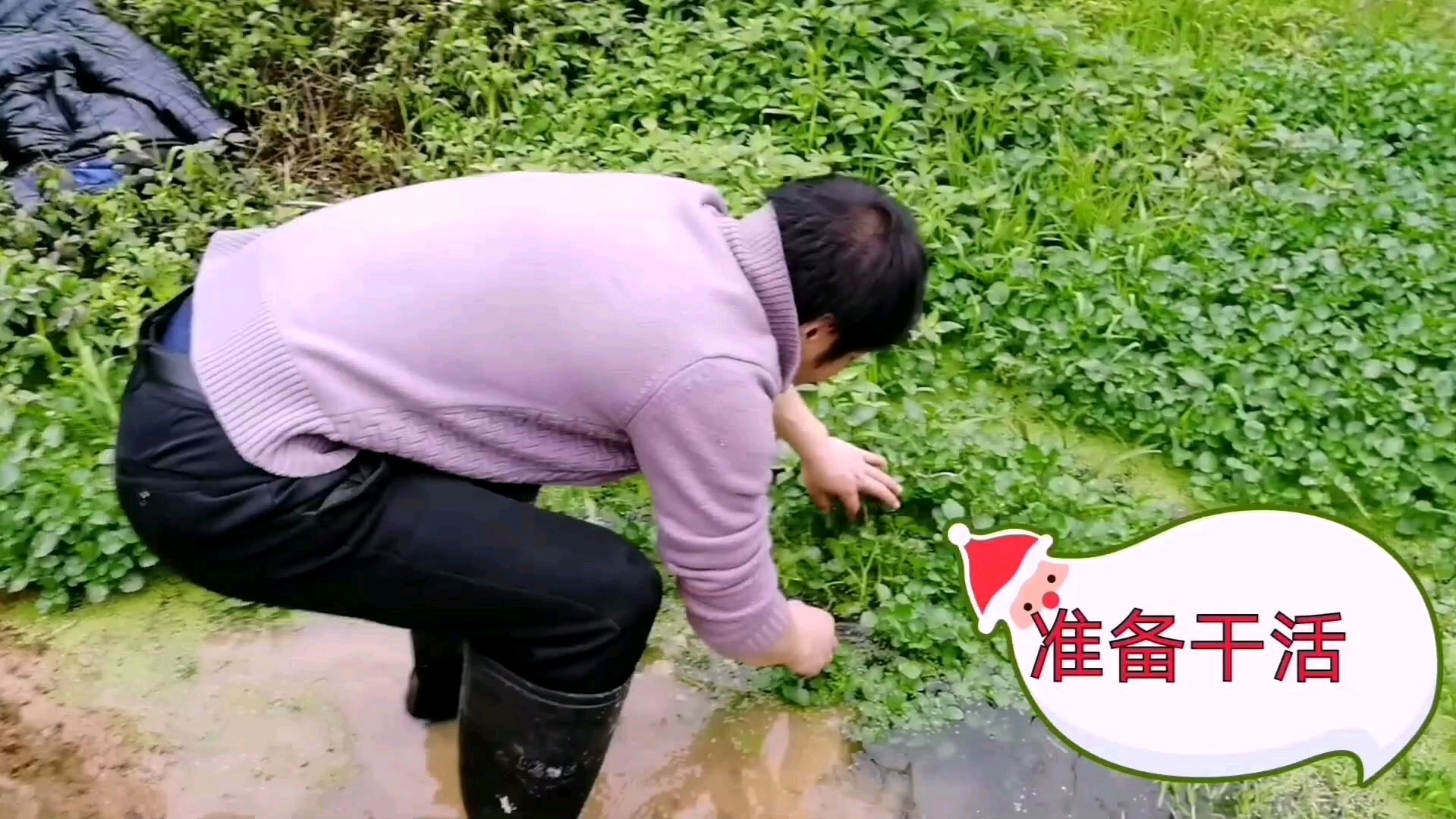 穿筒靴到荒野水沟里面,看着都流口水了!高山的农村到处都有