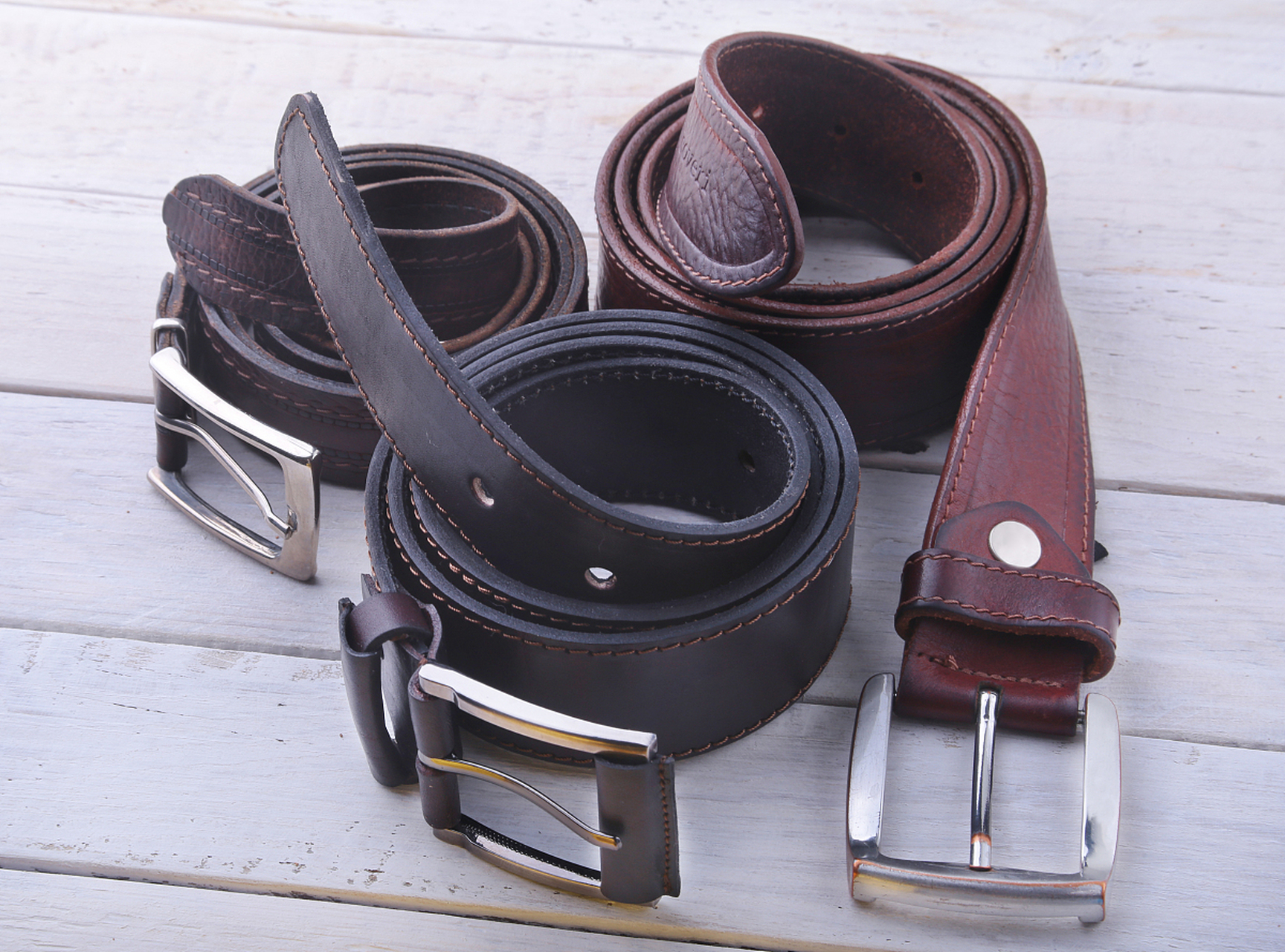 两个铁环的腰带系法,也称为双环腰带系法,通过以下步骤完成:将腰带