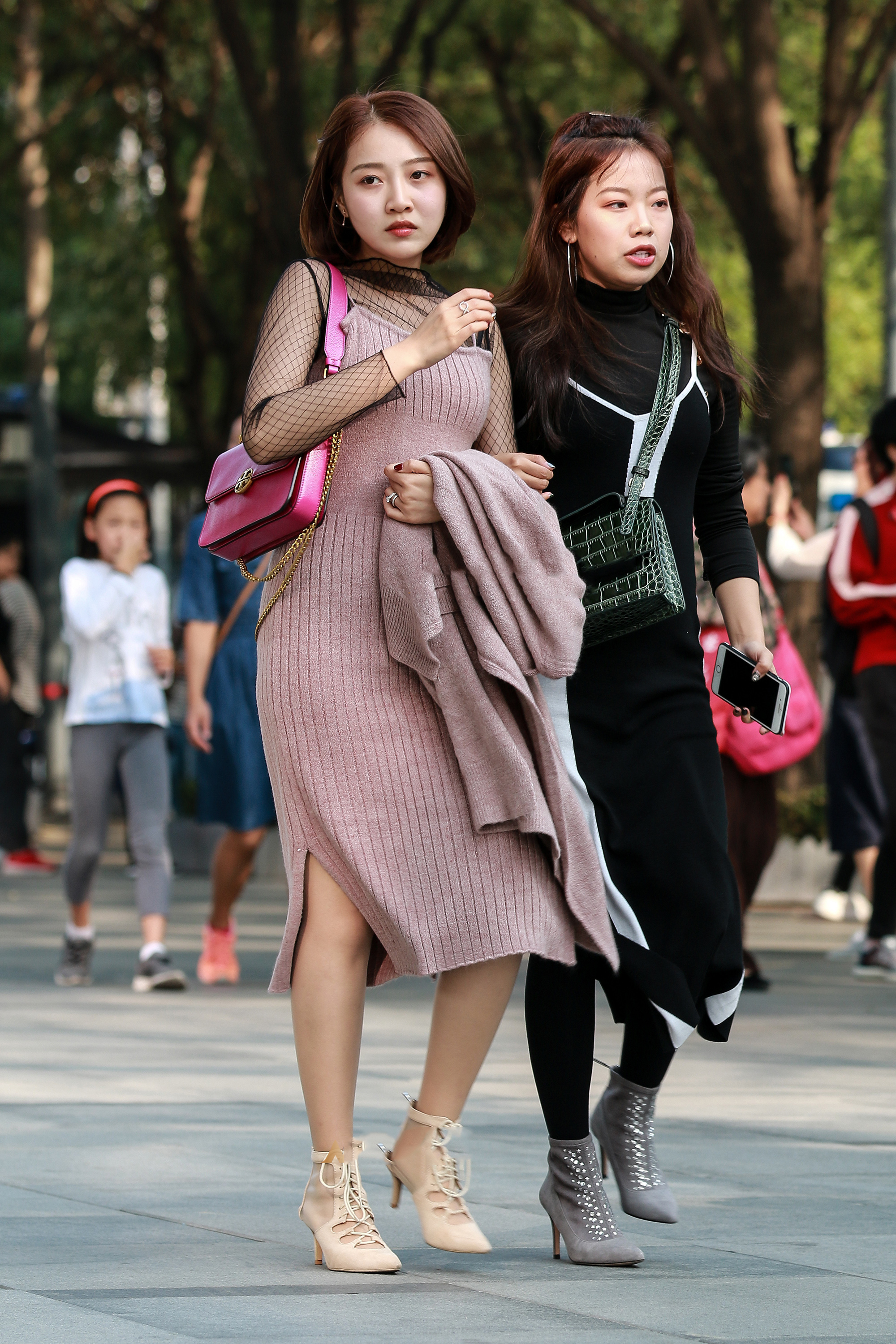 街拍:简单的蕾丝上衣可就令人眼前一亮,搭配极品热裤有够诱惑的