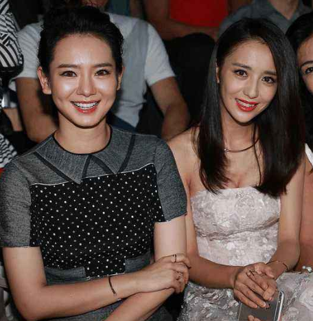 直角肩优越在哪儿?当佟丽娅穿"抹胸裙"和戚薇同台,全明白了