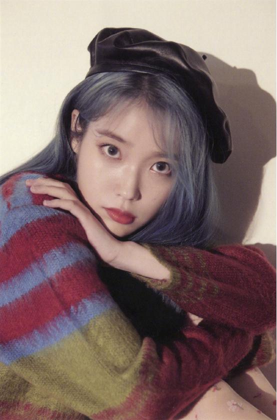 iu开始叛逆了,紫色卷发搭大红裙优雅知性,越来越有熟女味了