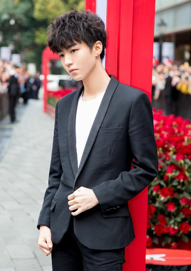 王俊凯记笔记被偷拍,无意火了"握笔"姿势,网友:一般人学不会