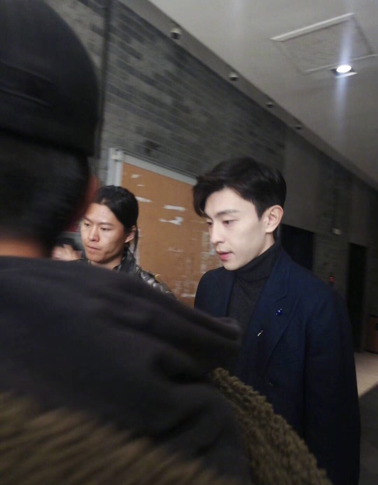 路人偶遇邓伦拍摄,邓论黑衣黑裤好帅,网友:羡慕央美的小姐姐!