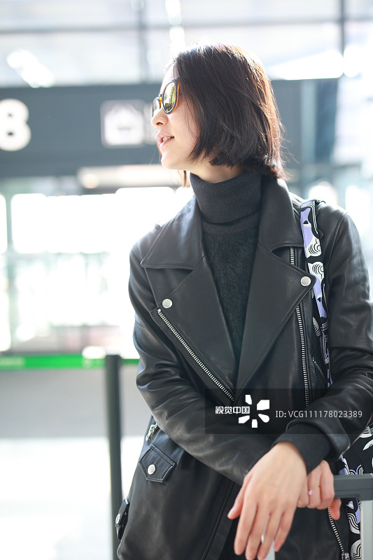 超模杜鹃穿黑色皮衣自带摇滚范 走路似走秀霸气外漏