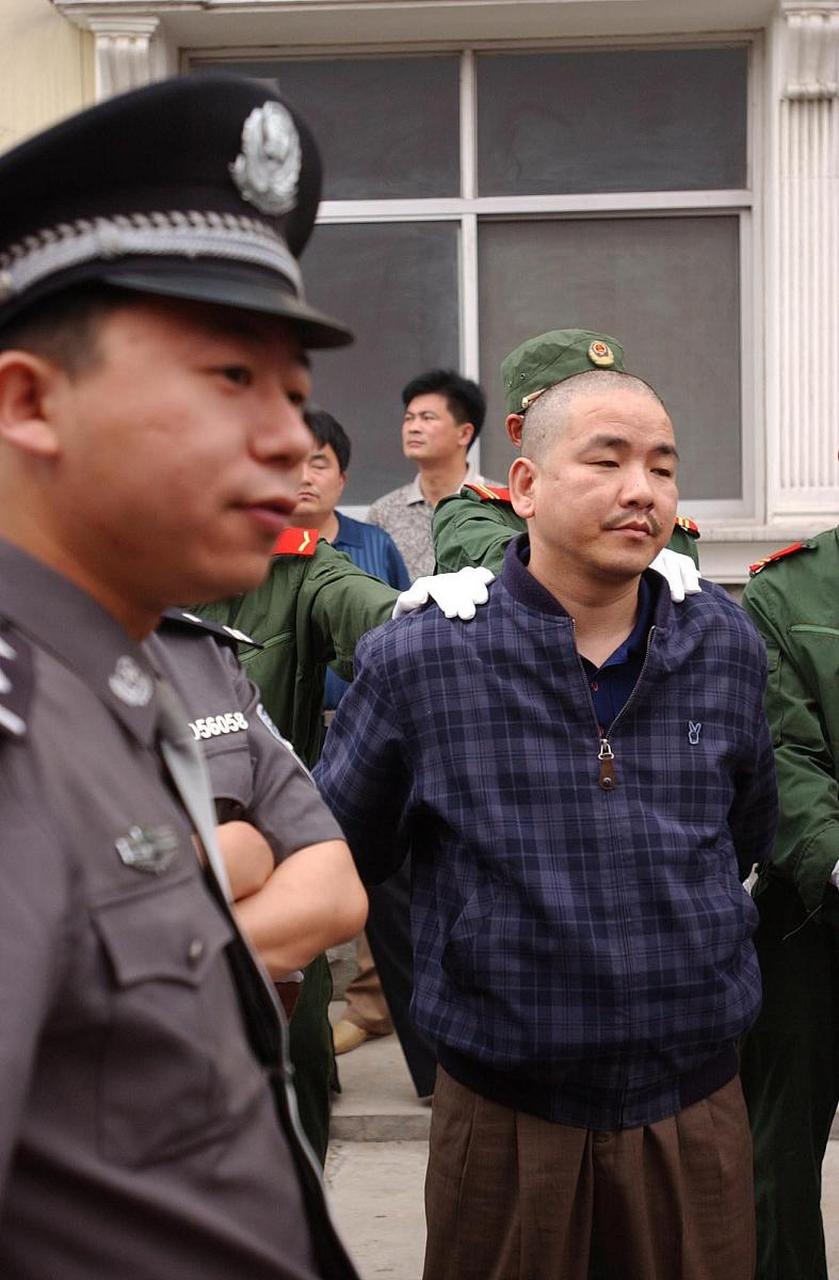 他出身贫寒,却凭借残忍的手段在深圳建立了自己的黑帮帝国.