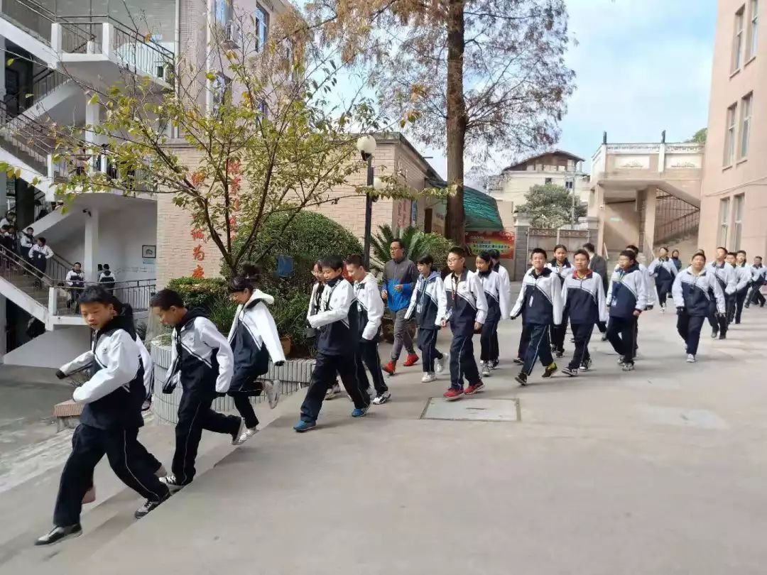践行"五心德育"丨龙泉二中举行"生命至上 共建平安校园"消防疏散演练