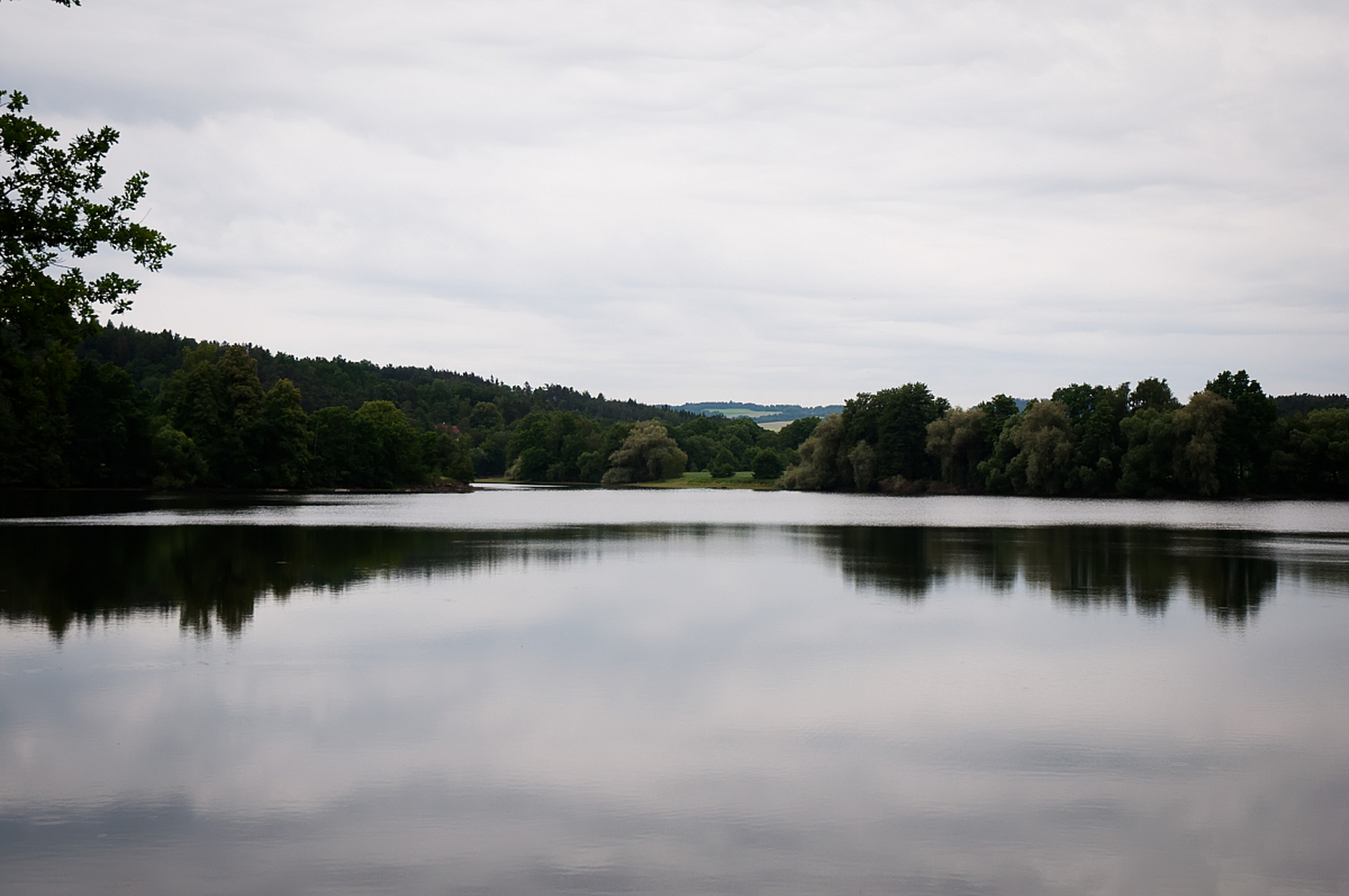 清晨的镜泊湖美景如诗如画,湖面广阔清澈,远山近水相映成趣.
