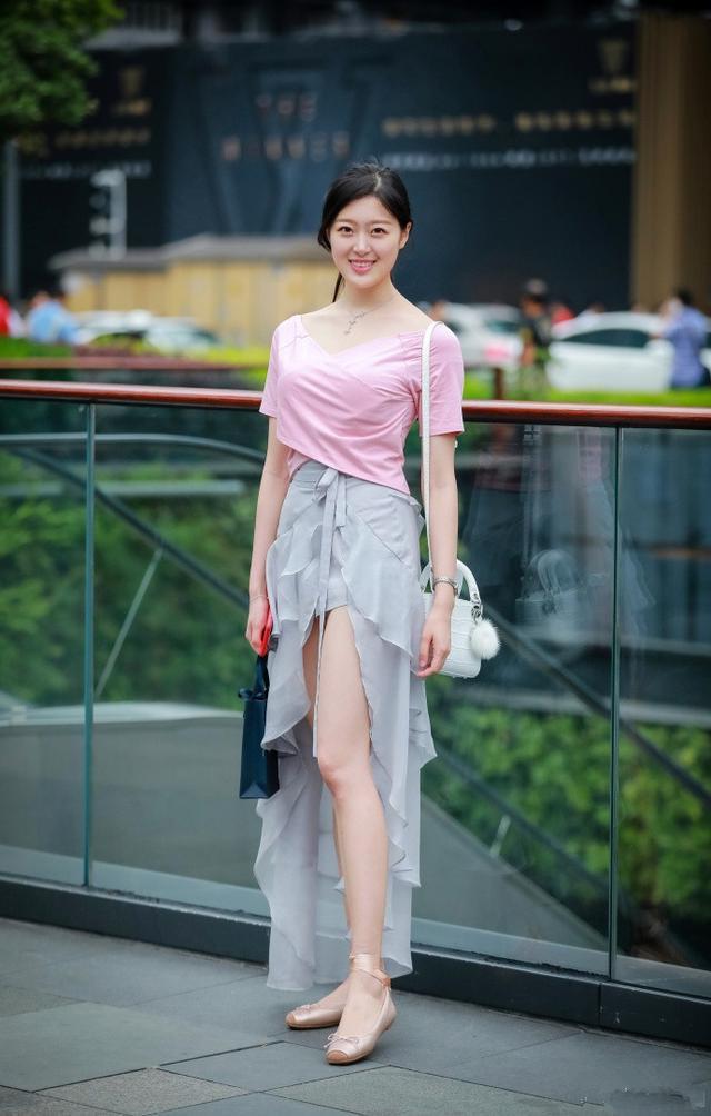 街拍:白皙风韵的少妇,露肩条纹上衣搭配牛仔短裤,性感