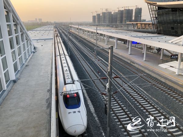 开跑啦!徐宿淮盐铁路运行试验首班列车驶入宿迁站