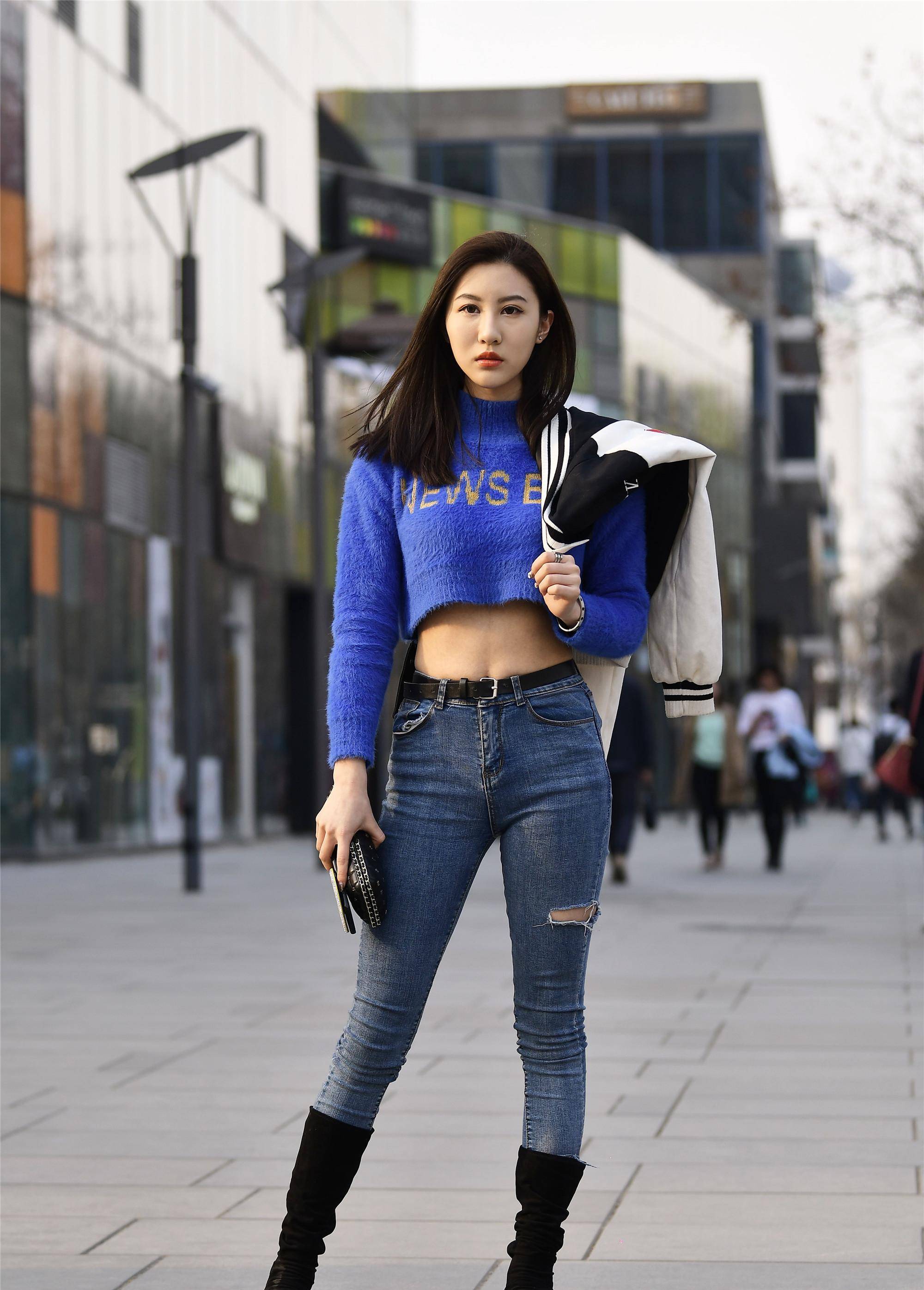 图7露脐装的小姐姐,看起来很有女人魅力