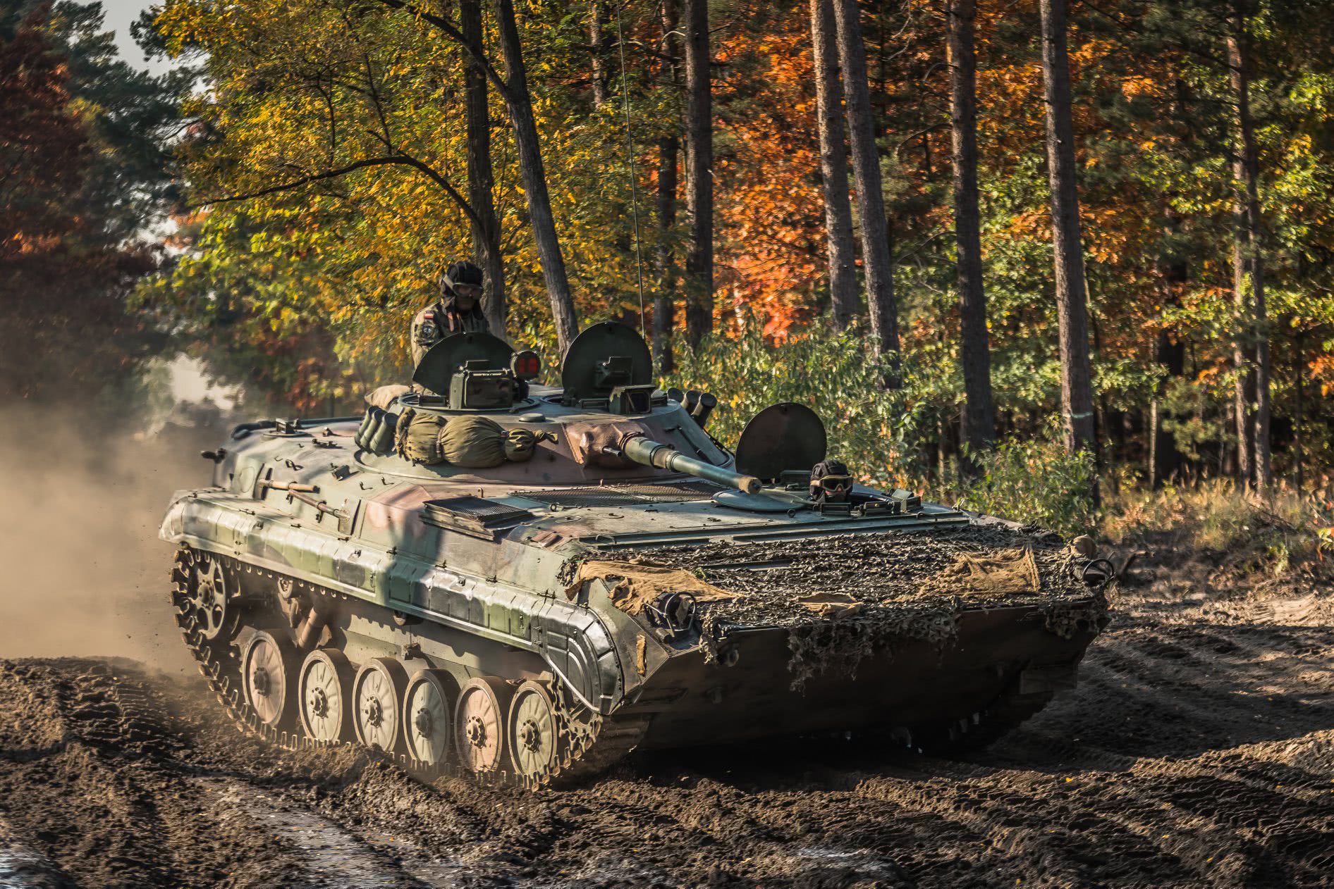 波兰陆军军事演习高清图组,镜头下的"豹2"主战坦克很有气势!