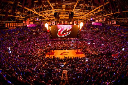 速贷中心再现当年辉煌,全场座位一票难求,半场播短片致敬詹姆斯