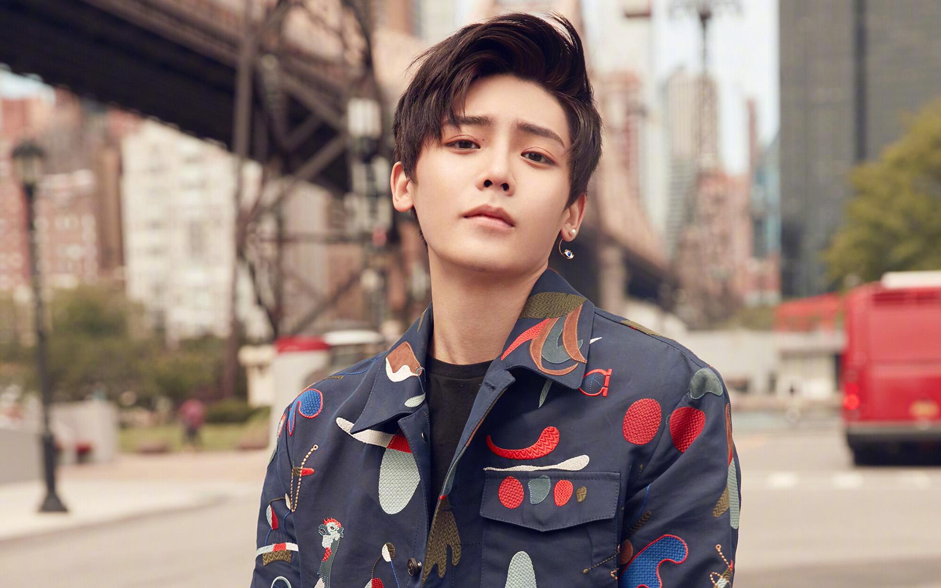 侯明昊新剧《人不彪悍枉少年》,新歌《十七岁的雨季》齐开花