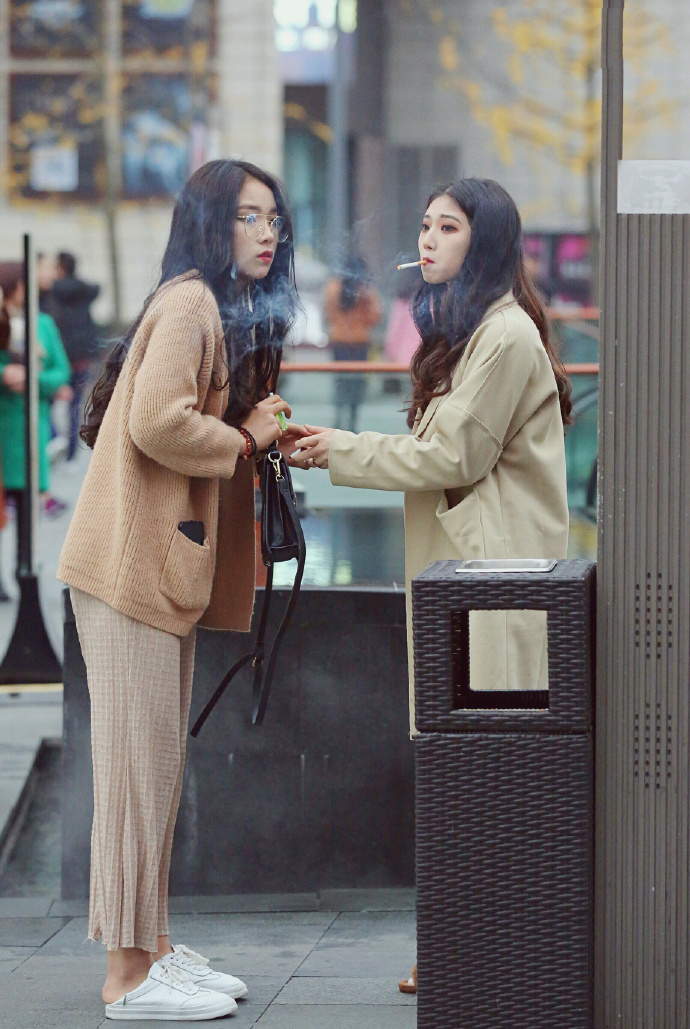 街拍:两位颜值超高,身材完美的美女,吸烟的姿势霸气十足!